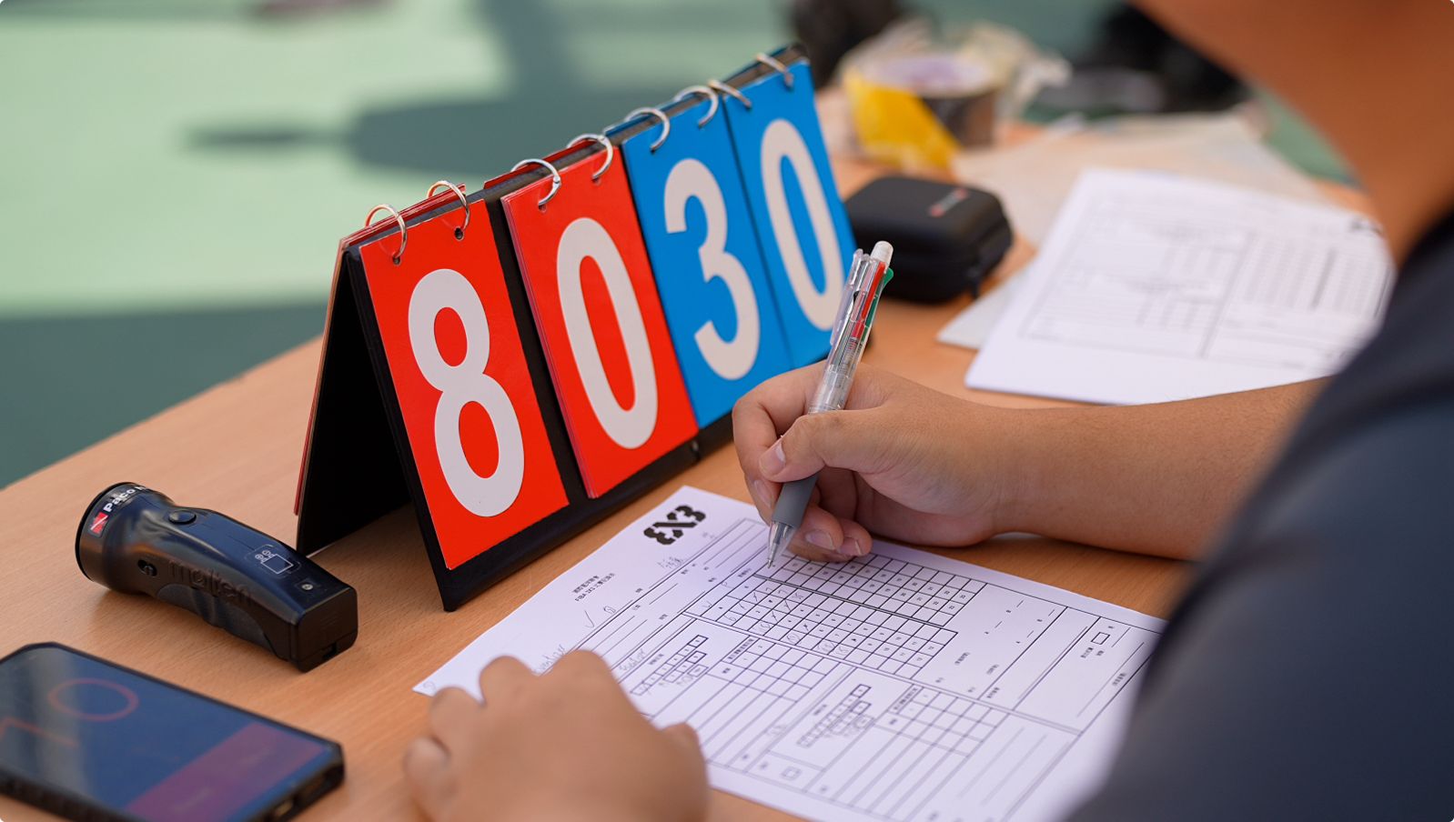 籃球比賽記錄台 — 計時計分記錄員在工作中